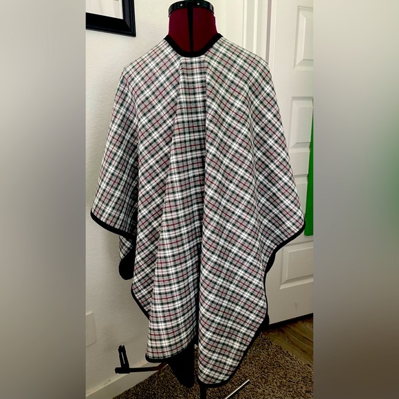 One size fits all stylish ladies reversible poncho. Rain resistant. - Picture 4 of 4